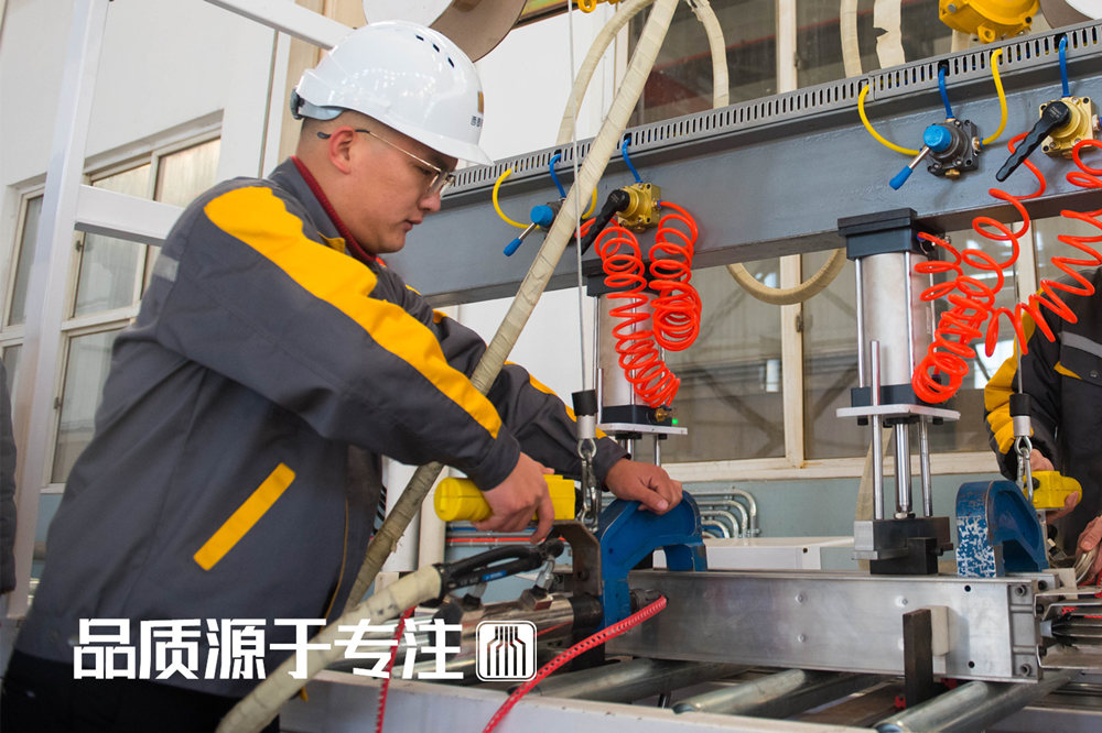 严要求，，高品质，，，，尊龙时凯集团争创中国密集型母线槽实力品牌
